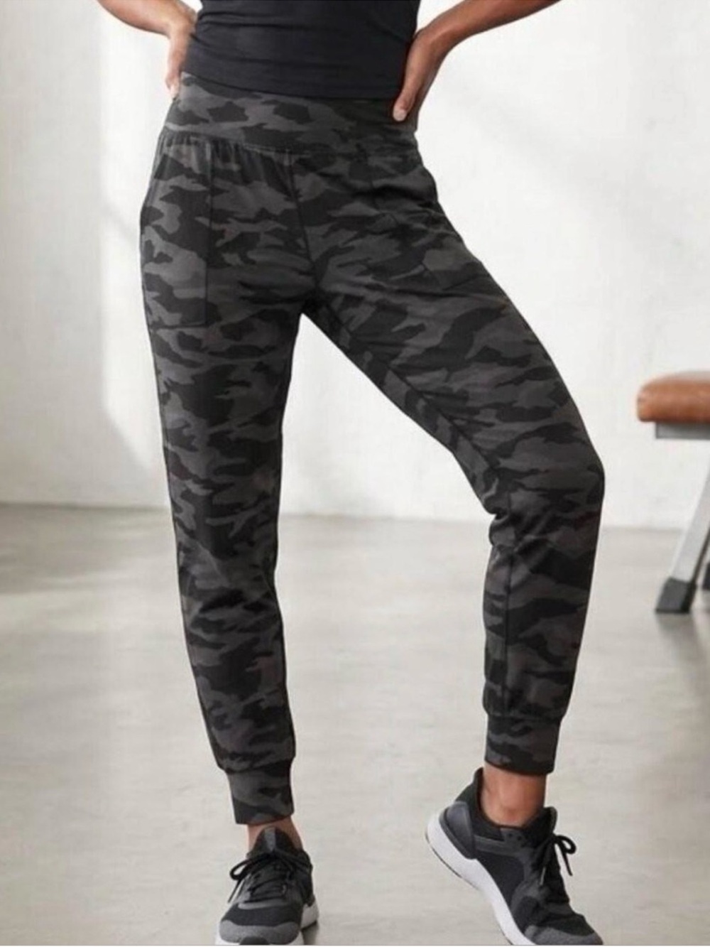 Athleta Salutation Powervita Jogger in Black Gray Camo Size Medium Tall 30”